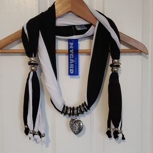 10/$20⚔ Fun scarf.